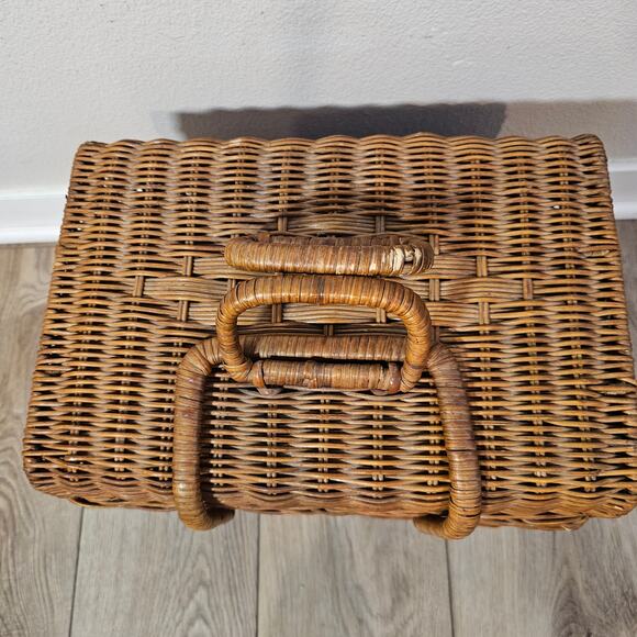 Vintage Wicker Picnic Basket - Picture 2 of 8